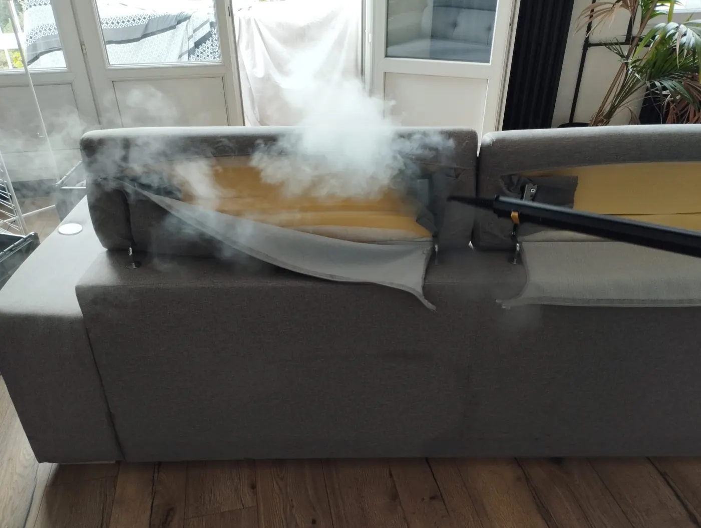 Vapeur sèche à 180 °C appliquée sur un canapé infesté au Mans
