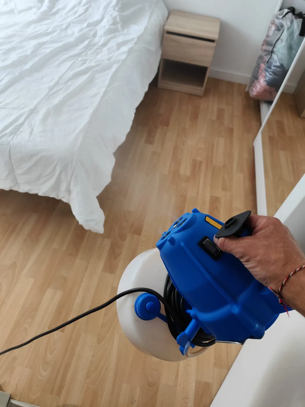 Nébulisation d'un traitement naturel dans une chambre en Sarthe