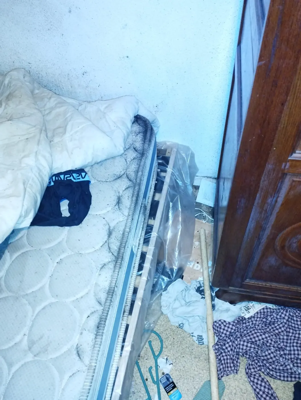 Sommier et matelas démontés pour le traitement